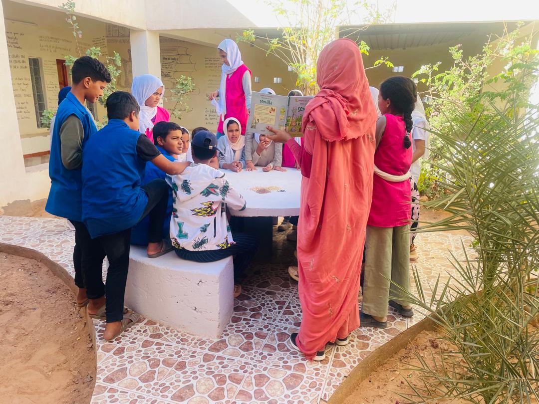 FLORES HUMANAS CUIDANDO FLORES VEGETALES.