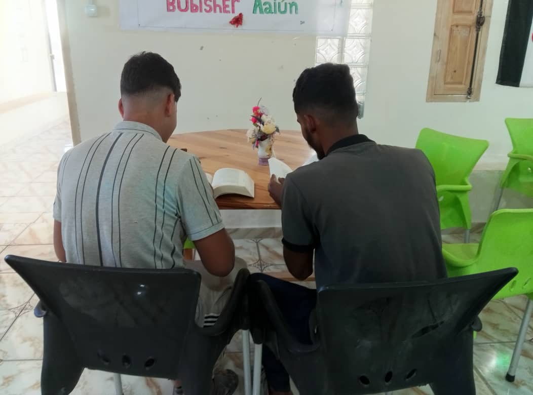 ELLOS TAMBIÉN LEEN